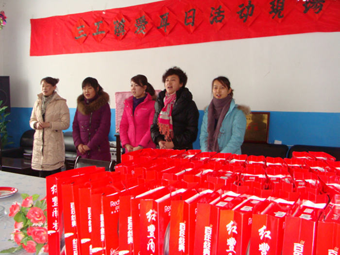 2009年高總帶領公司員工慰問昌吉敬老院孤寡老人